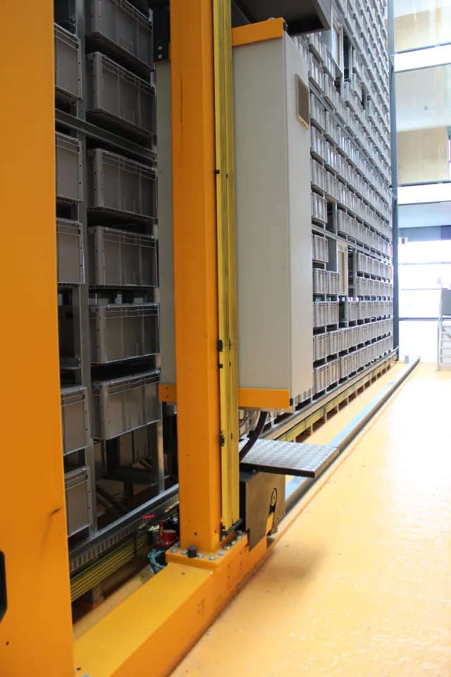 AS/RS (Automated Storage and Retrieval System)