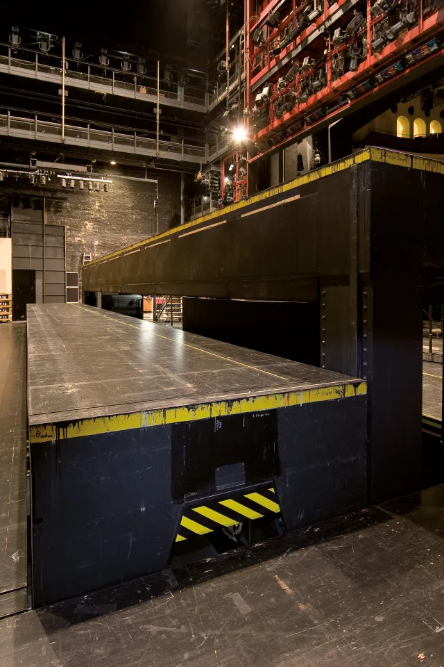 On- and Understage Machinery