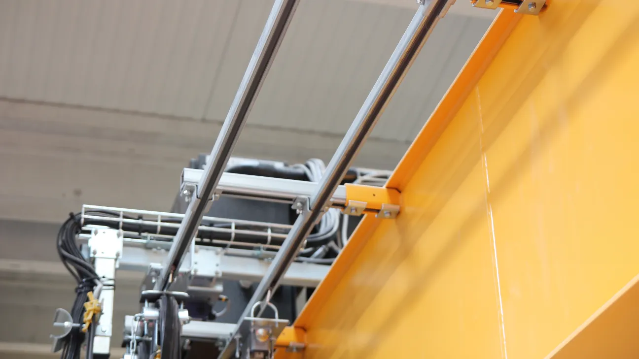 4 Overhead Cranes in a Factory for concrete parts