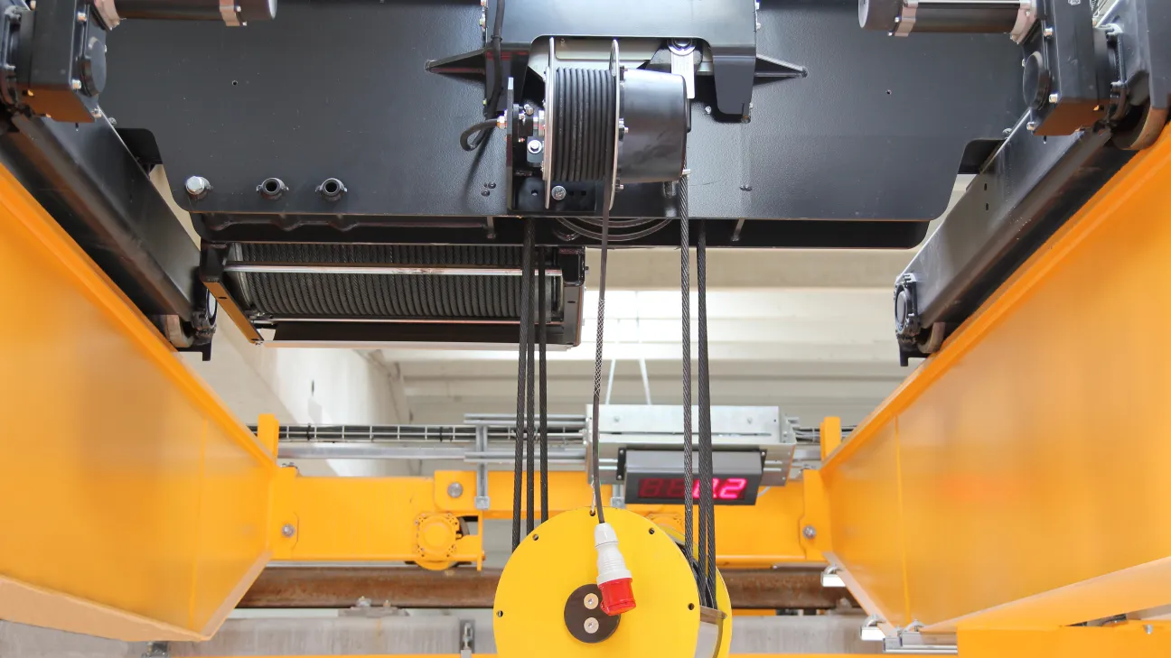 4 Overhead Cranes in a Factory for concrete parts