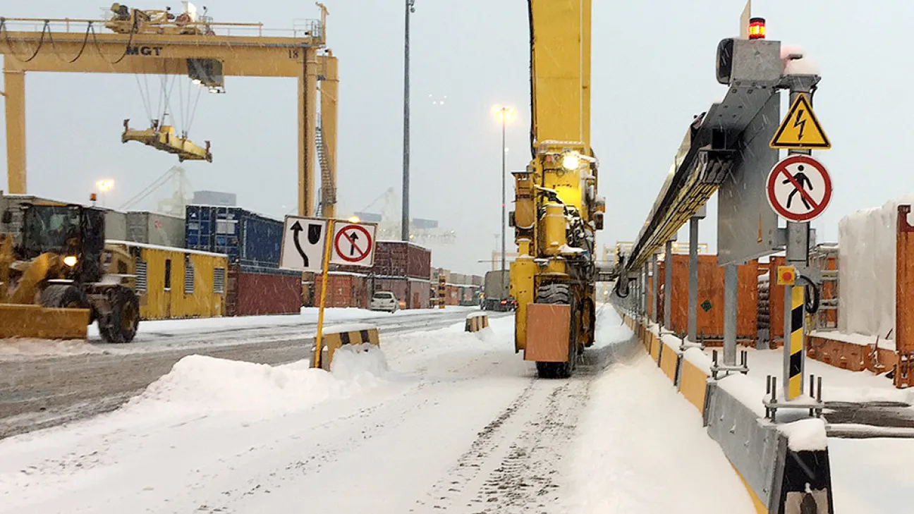 The 440 meter long electric rail runway features the field-proven “Drive-in L” conductor rail system with two drive-in zones